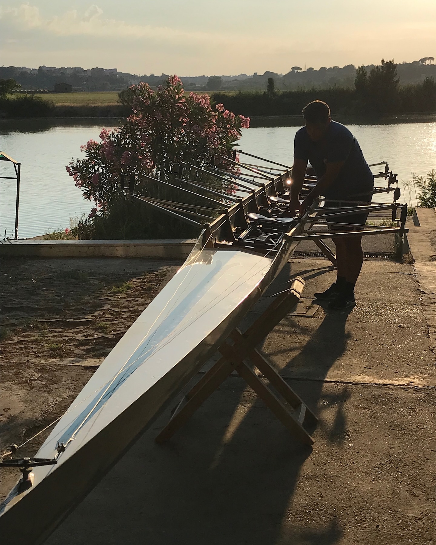 Difficile da spiegare a parole.
Il canottaggio va vissuto, sentito sulla pelle, respirato col fiato corto e il cuore pieno.
Solo remando puoi capirlo.
#tevere #fiume #sportenatura #allenamento #workout #nature #rowing #rowinglife #rowingpassion #settebagni #river #roma #tramonto #sunset